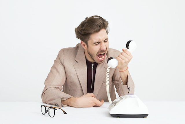 Descubre que hacer si te intentan engañar por teléfono.