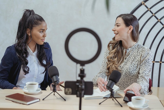 ¿Qué incluye el contrato con influencers?