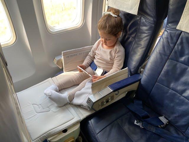 ¿Puede un menor viajar solo en avión?