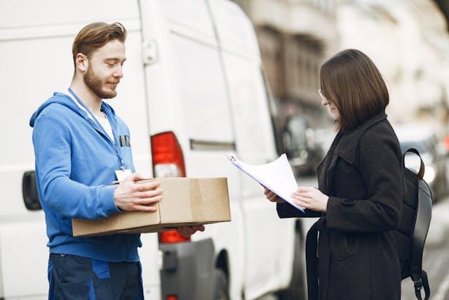 ¿En qué consiste la estafa del “paquete retenido”?